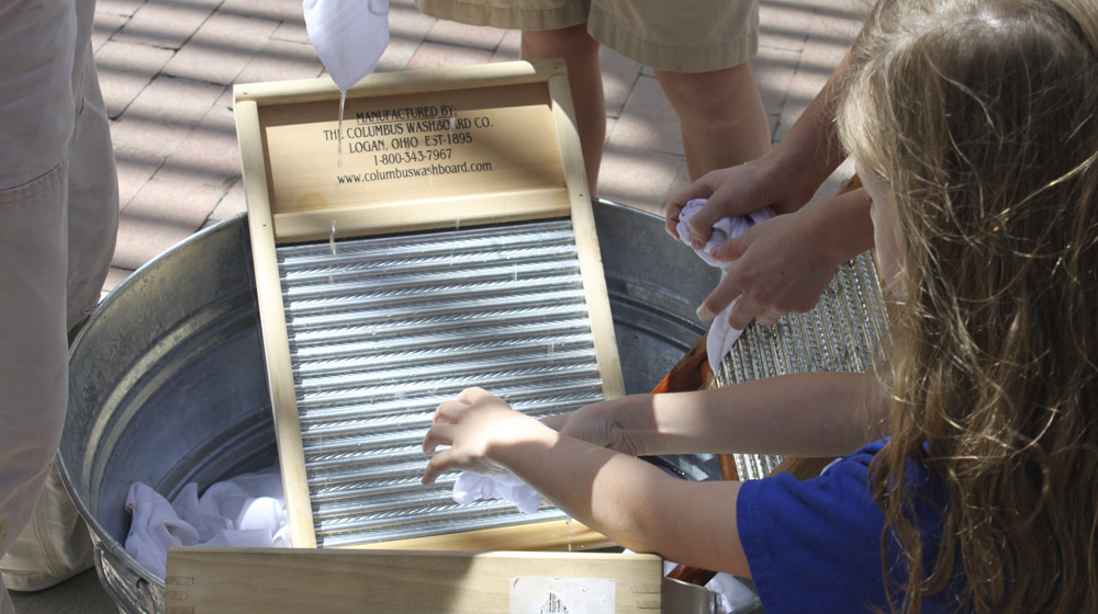 Children pretending to do chores during a The Square PHX field trip.